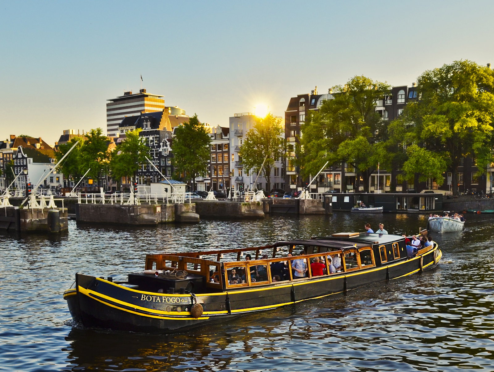 Zakelijk diner of borrel op een boot in Amsterdam