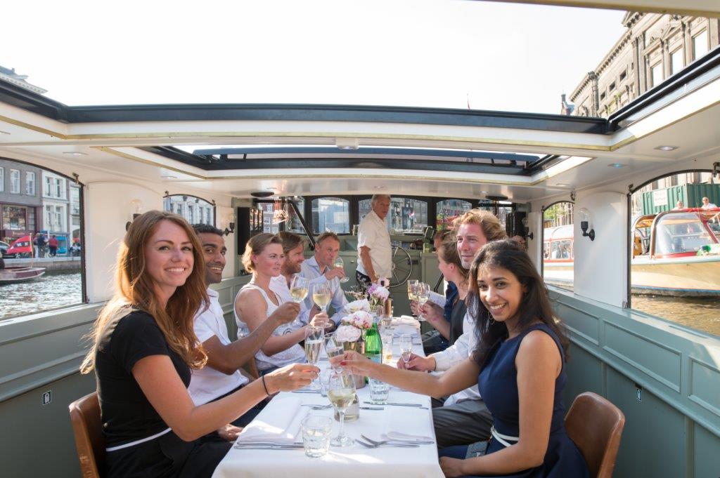 Wat is dineren op een boot?