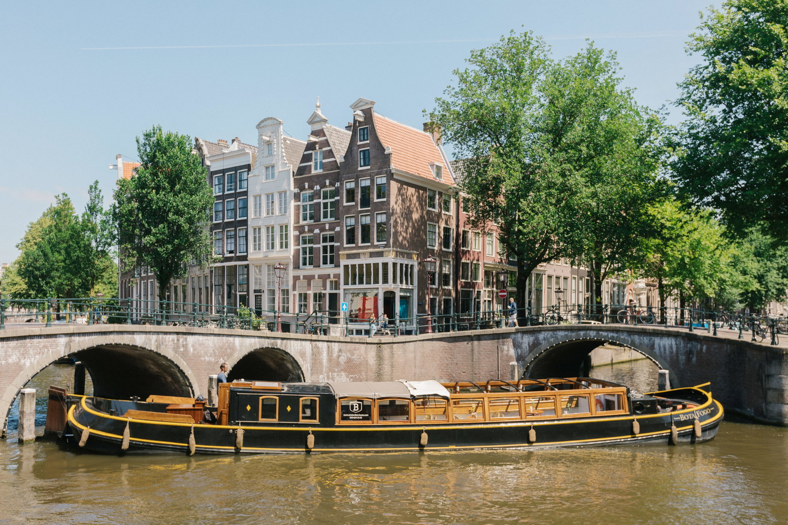 BBQ op de boot in Amsterdam: live grillen op de grachten