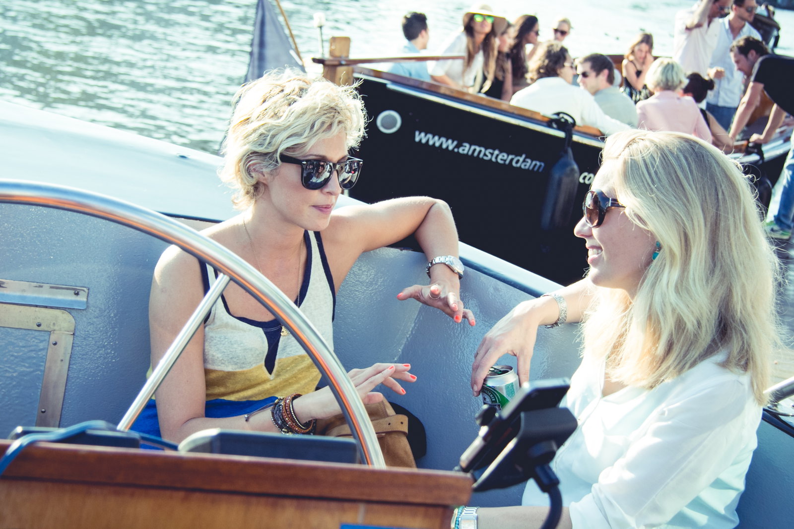 Wat zijn de kosten van verschillende dinerarrangementen op een boot?
