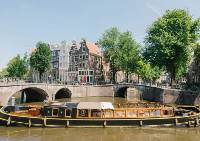 Romantisch dineren op een boot in Amsterdam, ook met z'n tweeën