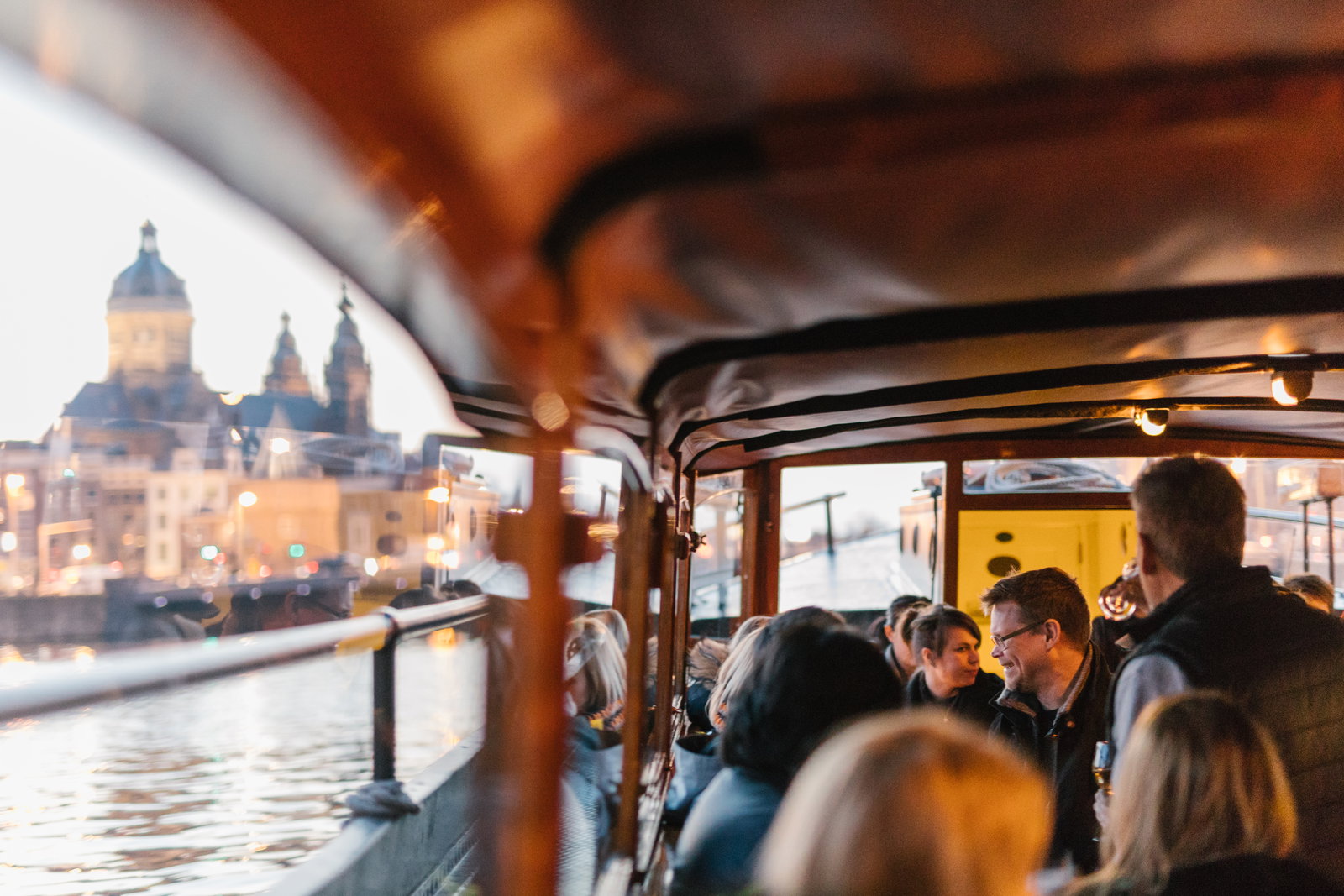 Salonboot huren in Amsterdam: wat is het en wat kost het?