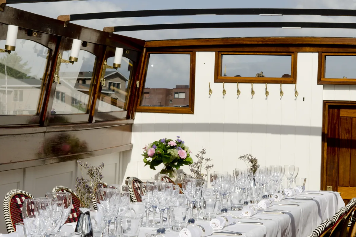 Diner aan één lange tafel