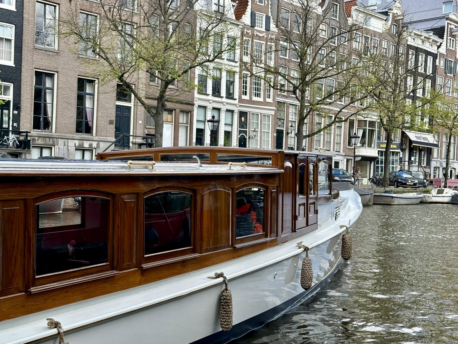 Wat trek je aan voor een diner op een boot?
