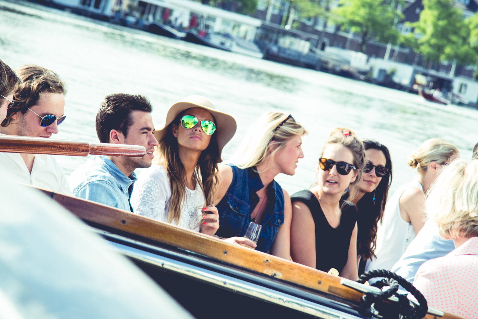 Dineren op een boot in Amsterdam: hoeveel gasten passen er aan tafel?