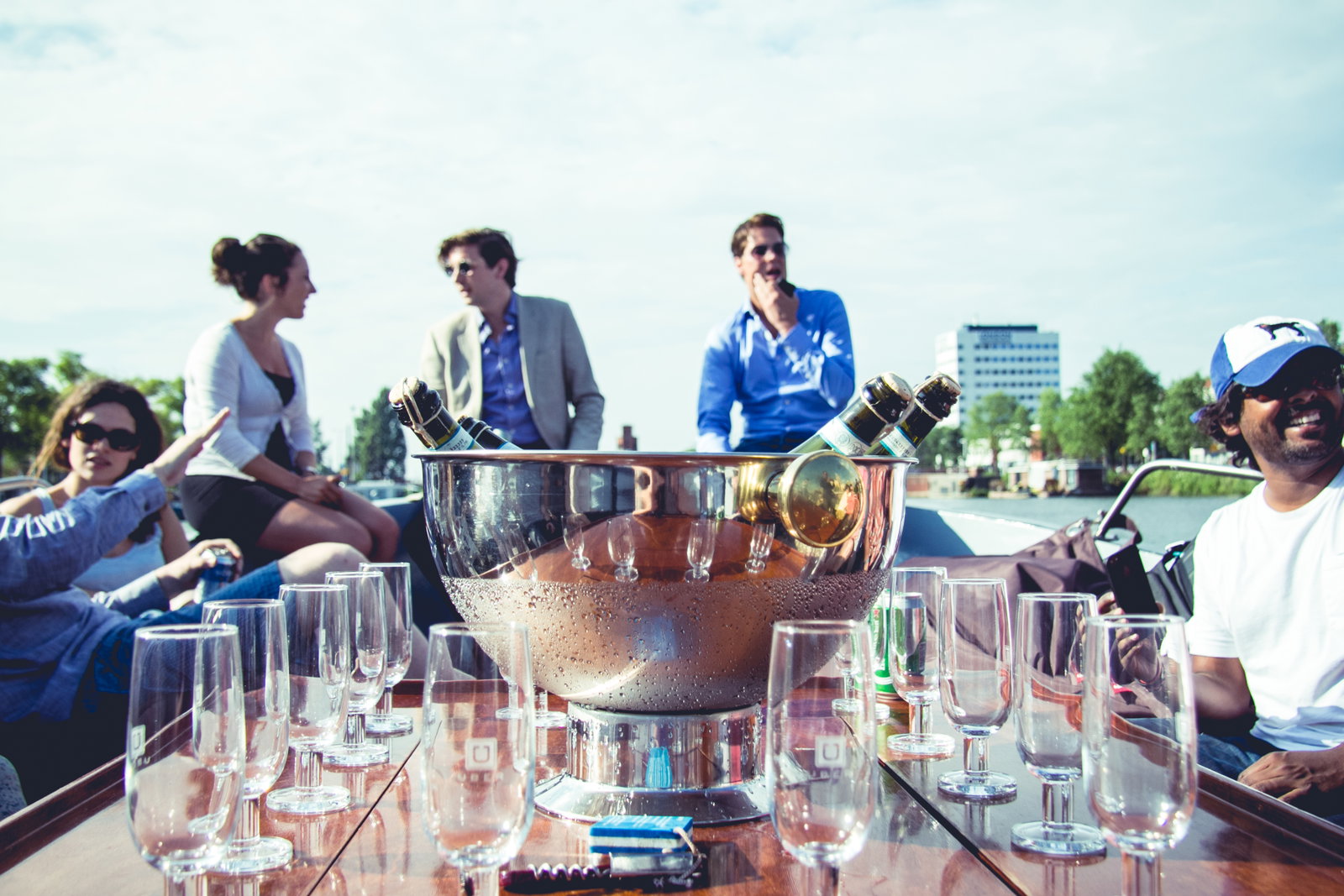 Hoeveel kost het om een rondvaartboot te huren in Amsterdam voor een bedrijfsevenement?