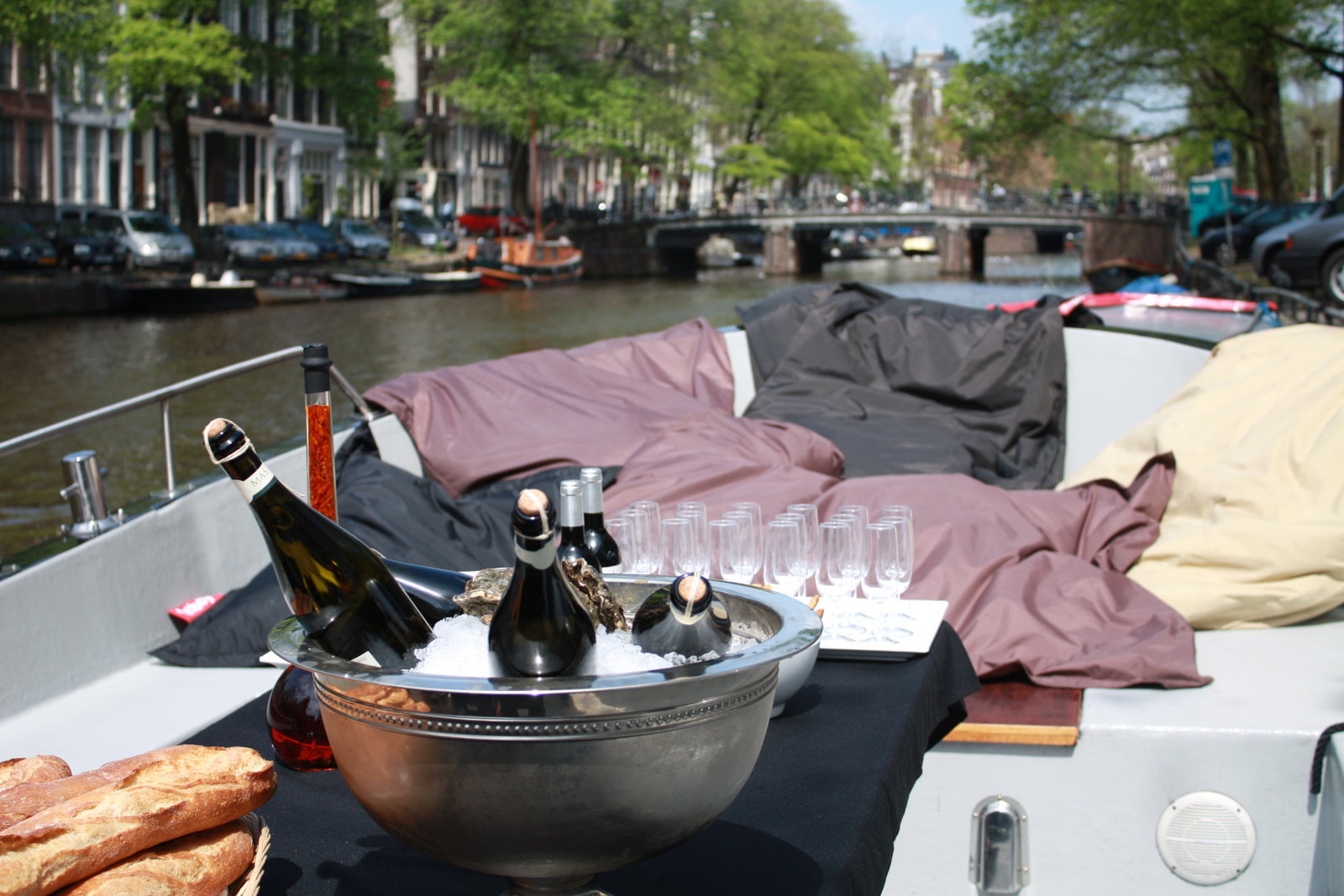 Wat is de beste tijd van het jaar voor privé boottochten in Amsterdam?