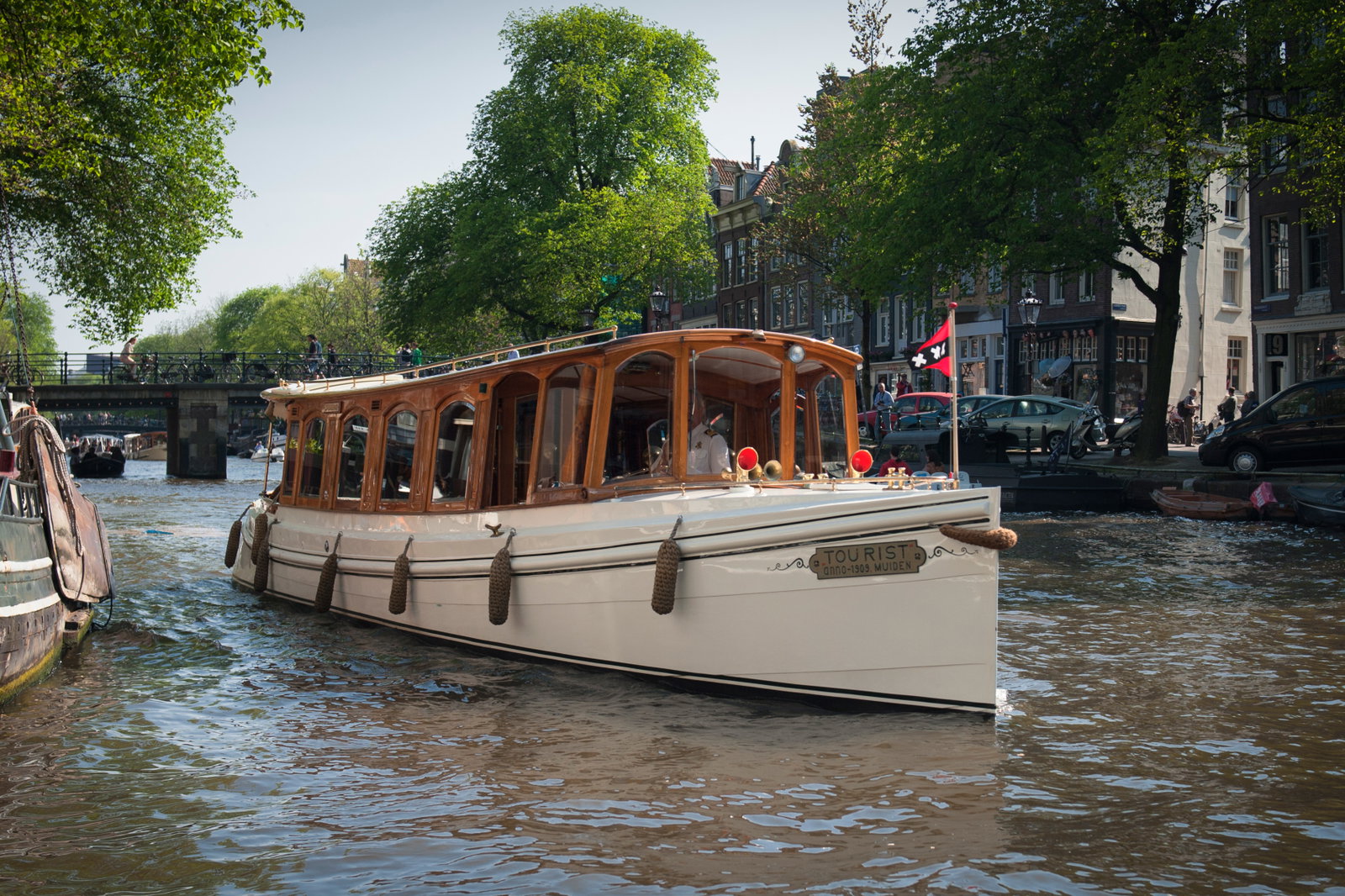 Wat kost een BBQ boot voor een grote groep in Amsterdam?