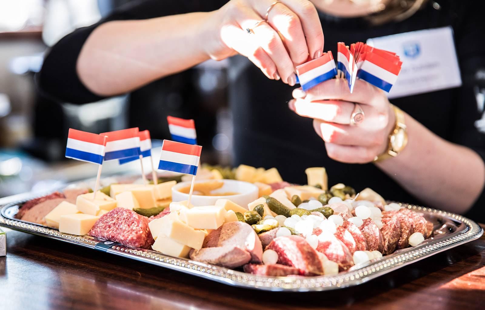 Amsterdamse borrelplank met kaas, vleeswaren en zuren