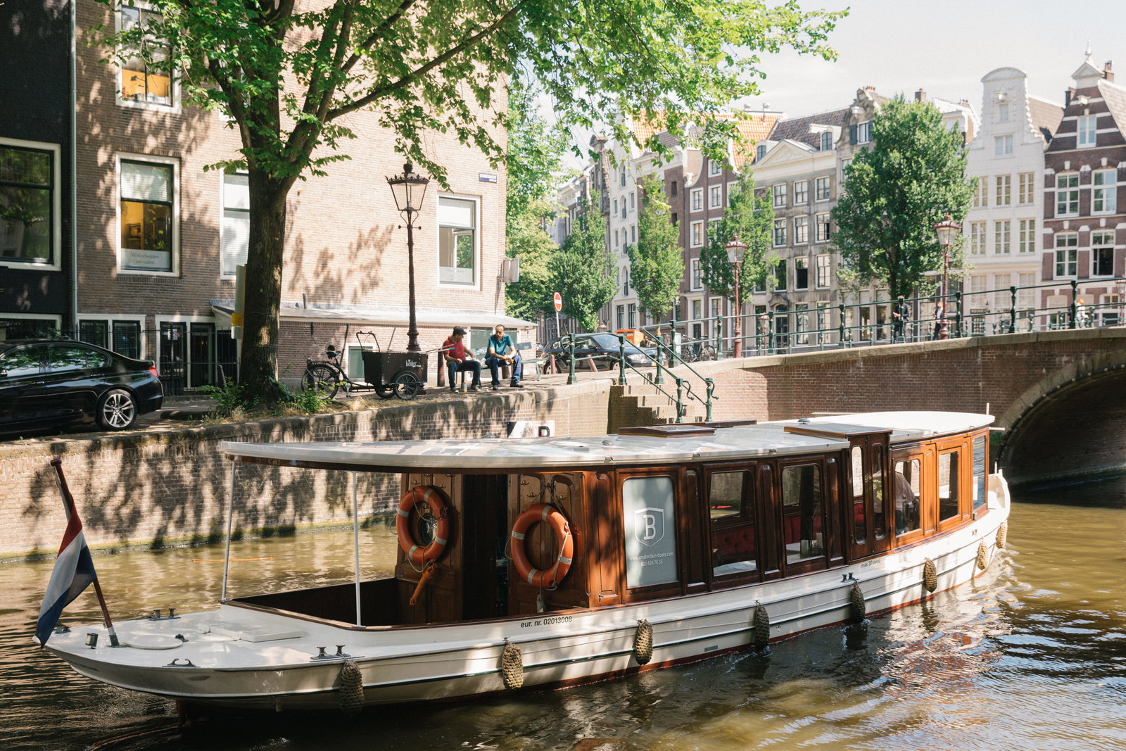 High wine op de boot: wijnproeverij op de Amsterdamse grachten